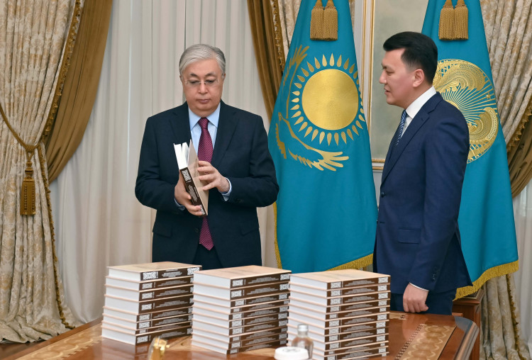 Президент Саяси қуғын-сүргін құрбандарын толық ақтау жөніндегі мемлекеттік комиссия материалдарының негізінде дайындалған көптомдық таныстырылды