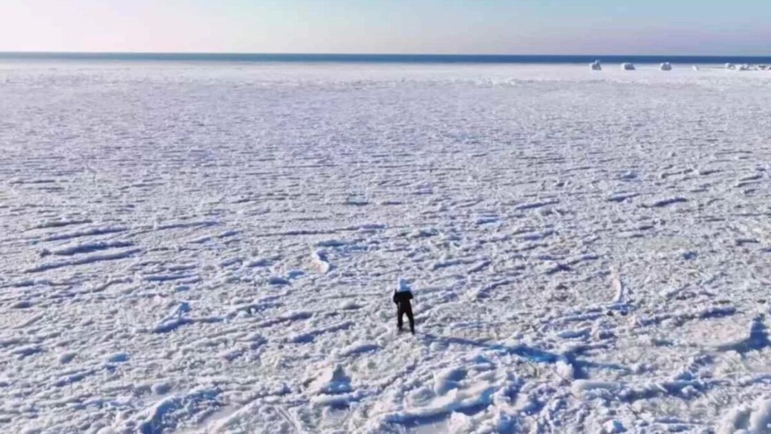 "5-6 жылда бір кездесетін құбылыс": Каспийдің ерекше көрінісі видеоға түсіп қалған (ВИДЕО)