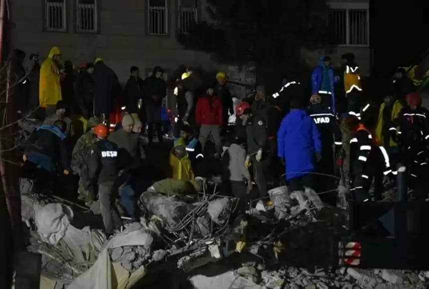 Түркияда зілзала құрбандарының саны 3 мыңға жетті