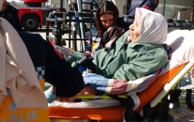 «Алланың құдыреті»: Түркияда зілзаладан кейін 384 сағат өткен соң 90 жастағы әже мен оның 70-тегі ұлы үйінді астынан аман табылды
