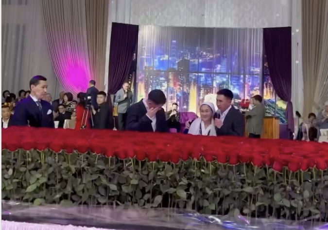 «Үлкен қажылыққа жолдама»: Анасының 60 жасына 1500 түп роза сыйлап, тойын дүркіретін өткізген кәсіпкердің кім екені белгілі болды