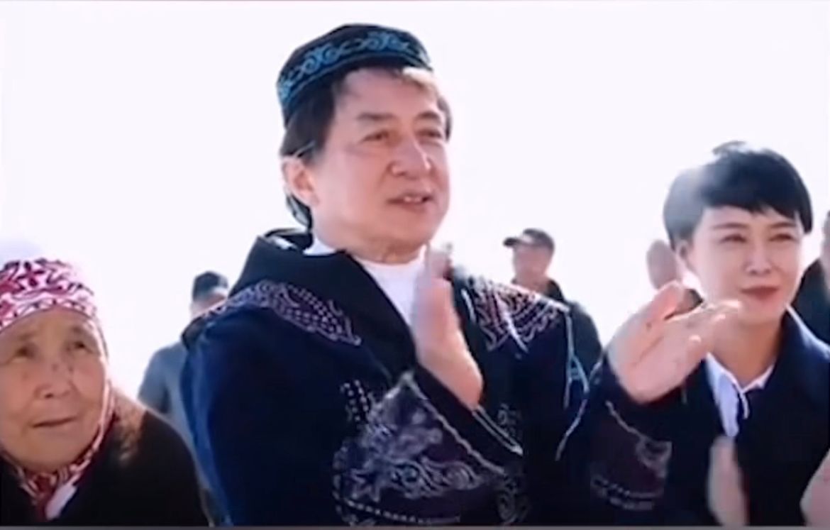 «Джаке»: Қытай қазақтары әйгілі Джеки Чанға шапан жауып, қазақша ән айтқызып, би билетіп қойды (ВИДЕО)