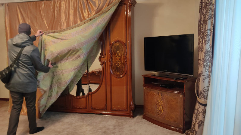 Журналистерге экс-әкім Мұхамбетов тұрған резиденция көрсетілді