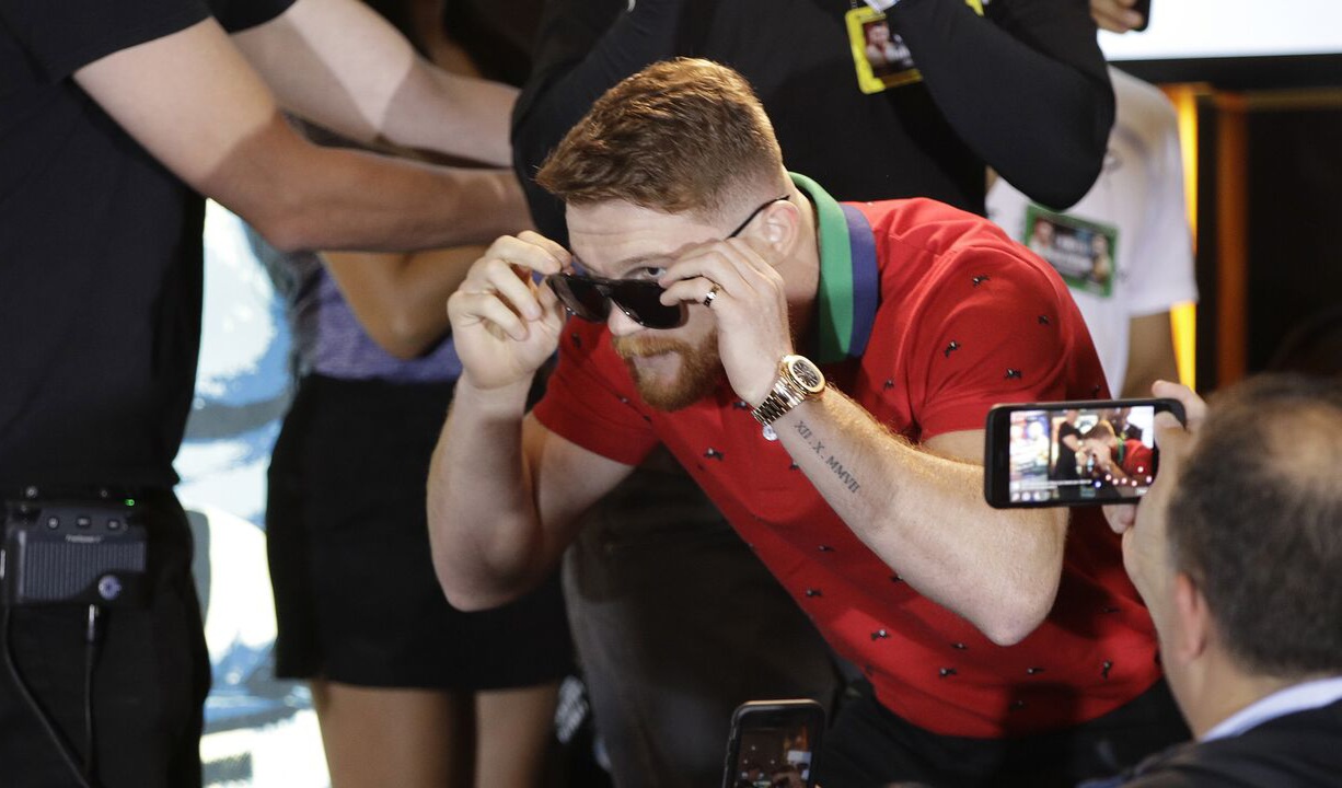 Альварес британдық Райдерді жеңіп, бес чемпиондық белбеуді қорғап қалды