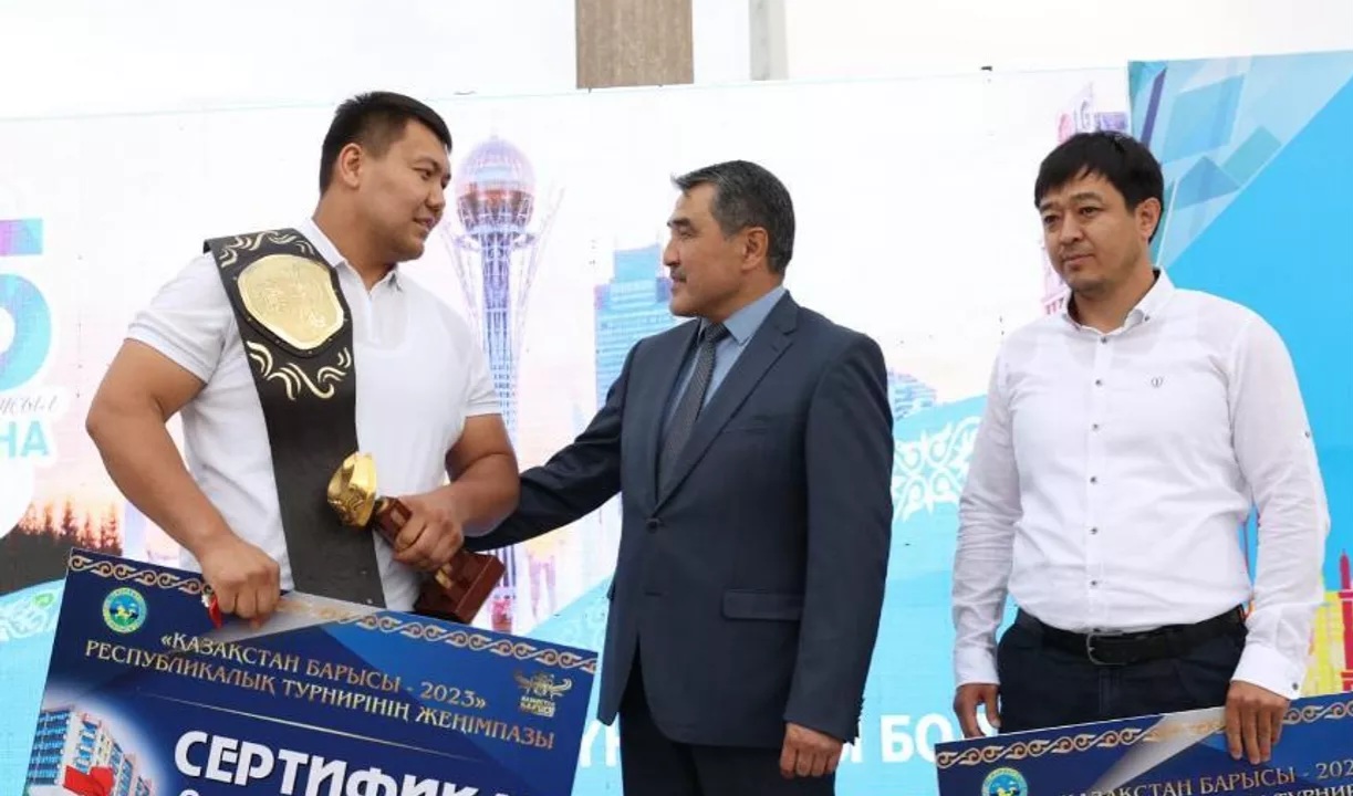 "Қазақстан барысы" атанған Ғалымжан Қырықбайға пәтер кілті табысталды