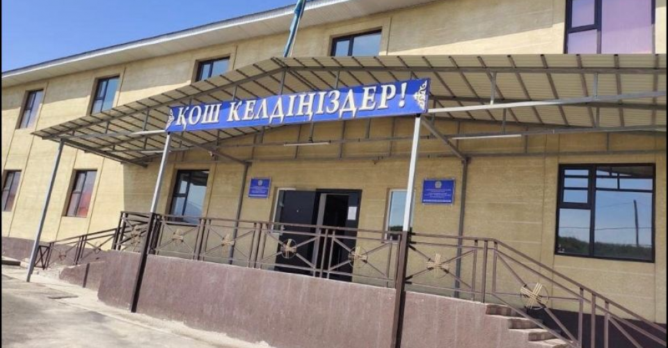 Лагерь дауы. Алматы облысындағы мектепте 4 күн бойы балалар қамалып отыр