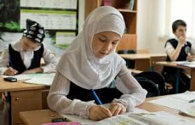 "Дау-дамайдың кульминациясы жылда тамыз айына келеді": Мектепте хиджаб кию мәселесі қызу талқылануда