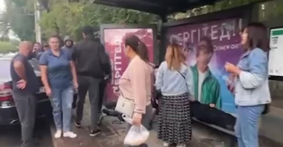 Алматыда орталық көшелердің бірінде жеңіл көлік аялдамаға соққан