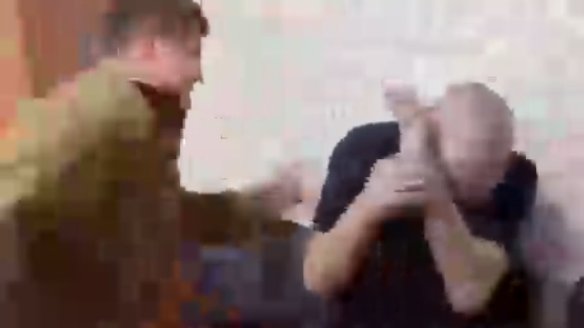"Мақтан тұтамын": Шешенстан басшысы Рамзан Қадыров Құранды өртеген адамды ұрған ұлын көрсетті