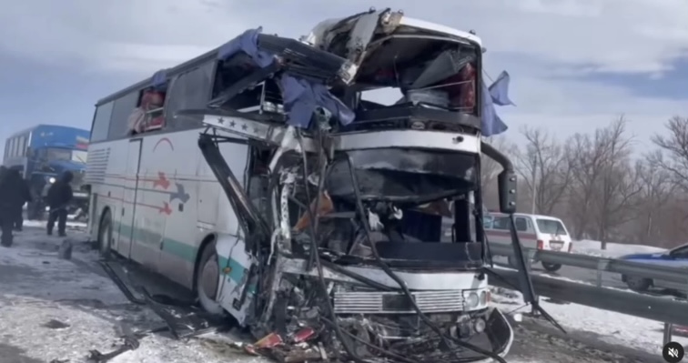 Төрт адам жансақтау бөліміне түскен: Жамбыл облысында болған ірі жол апаты салдарынан 25 адам зардап шекті (видео)