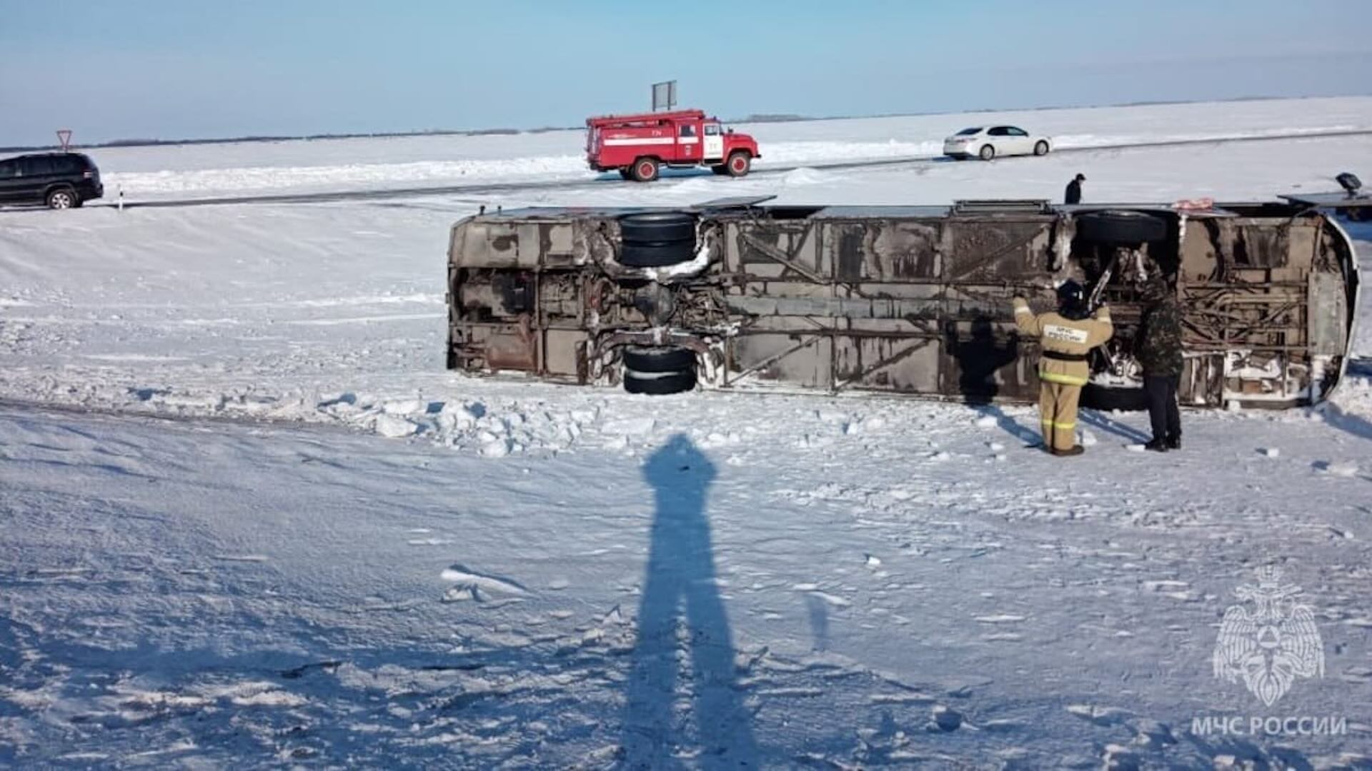 Шымкенттен шыққан 54 жолаушы мінген автобус жолда аударылып қалды