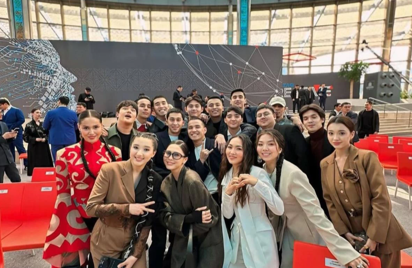 "Тізімді кім жасады екен деп еріксіз ойланасың": Тоқаевпен кездескен блогерлер мен әншілер сынға қалды